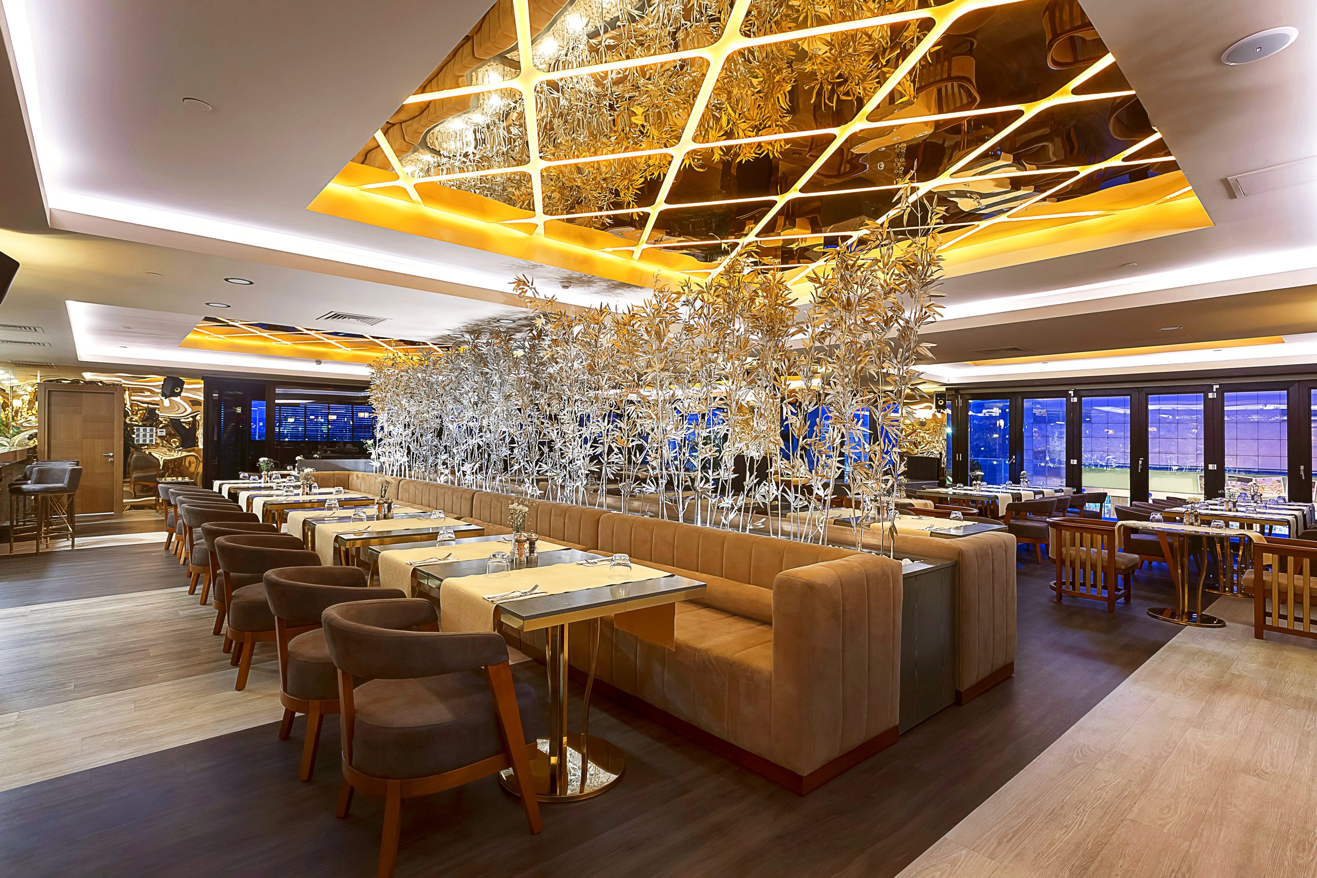Restoranda bambu heykel ve masalar