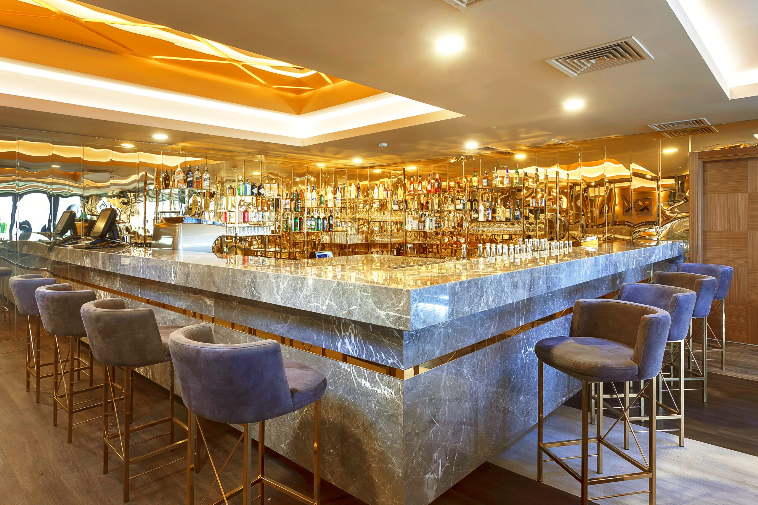 Oniks bar ve arkadan aydınlatılmış raflar