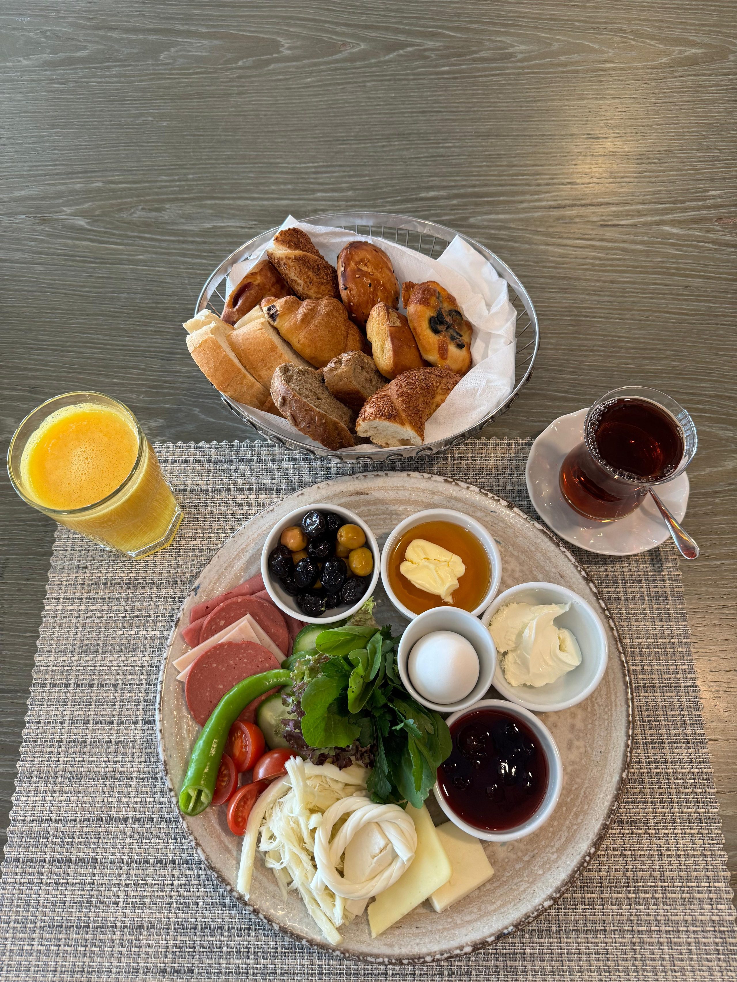 Türk kahvaltısı tabağı, üstten