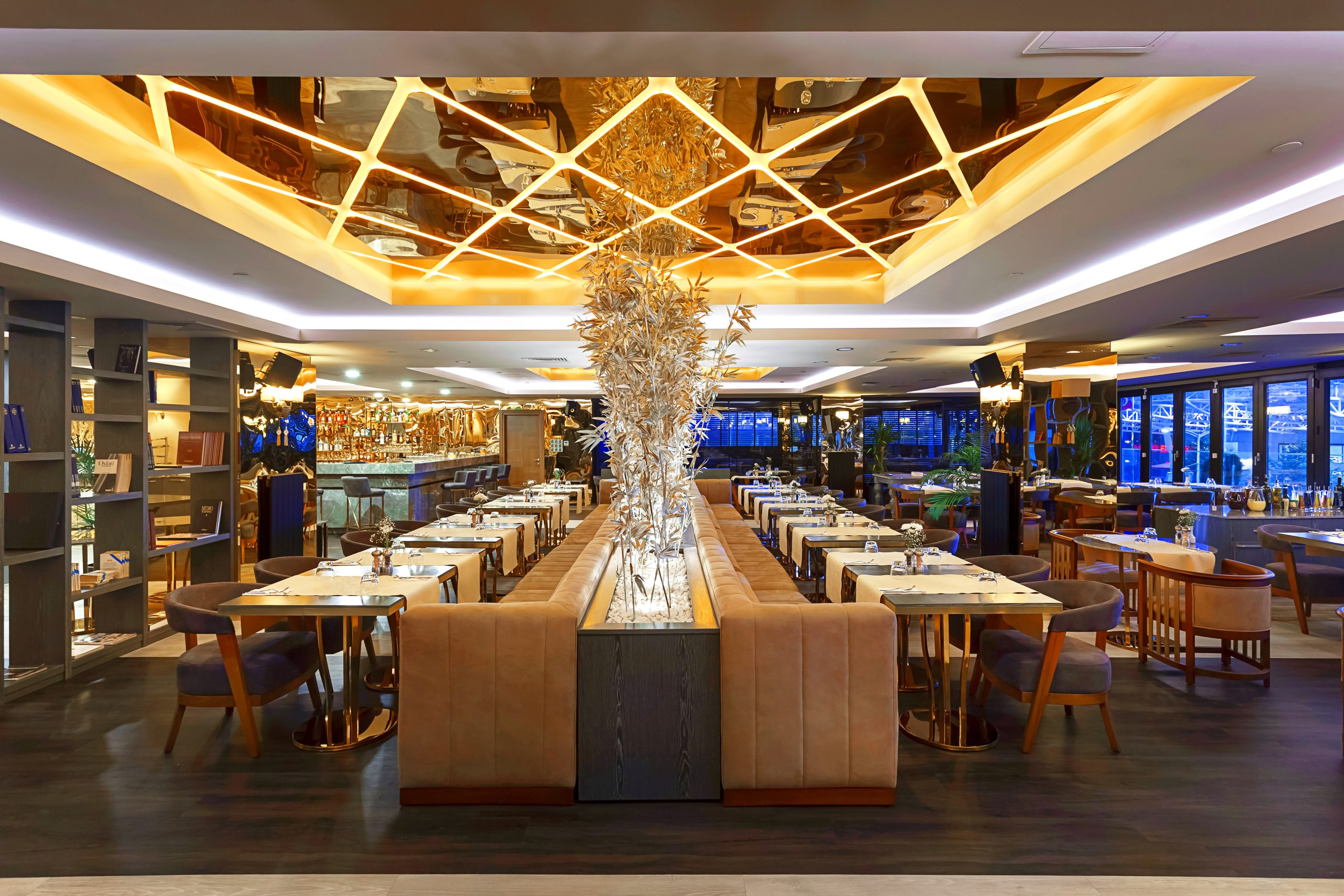 Podio Restaurant: altın aynalı tavan ve masa düzeni