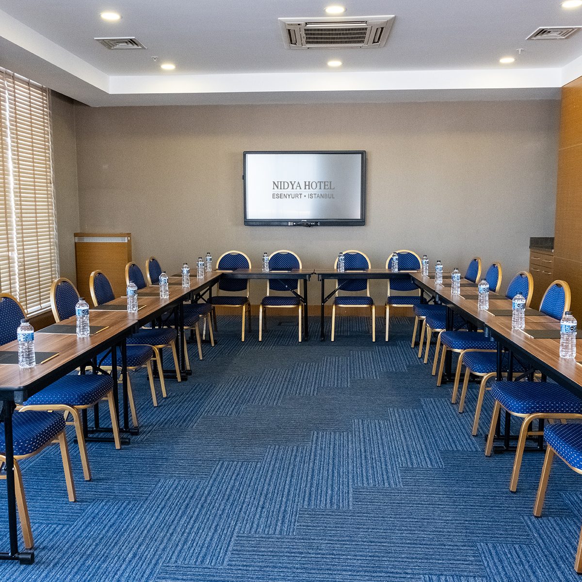 U düzeninde toplantı salonu ve sunum ekranı