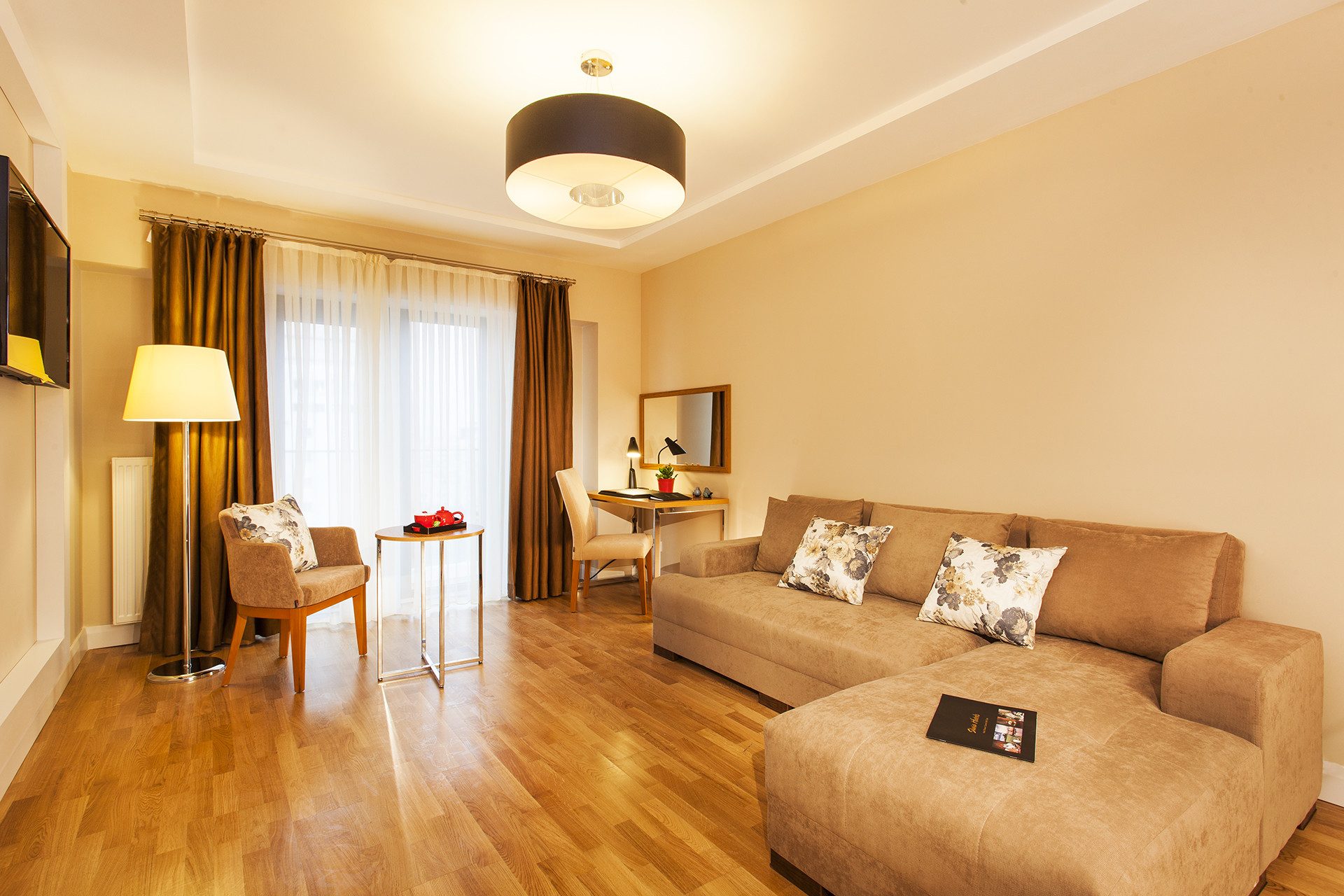 Suit salonu ve geniş pencere
