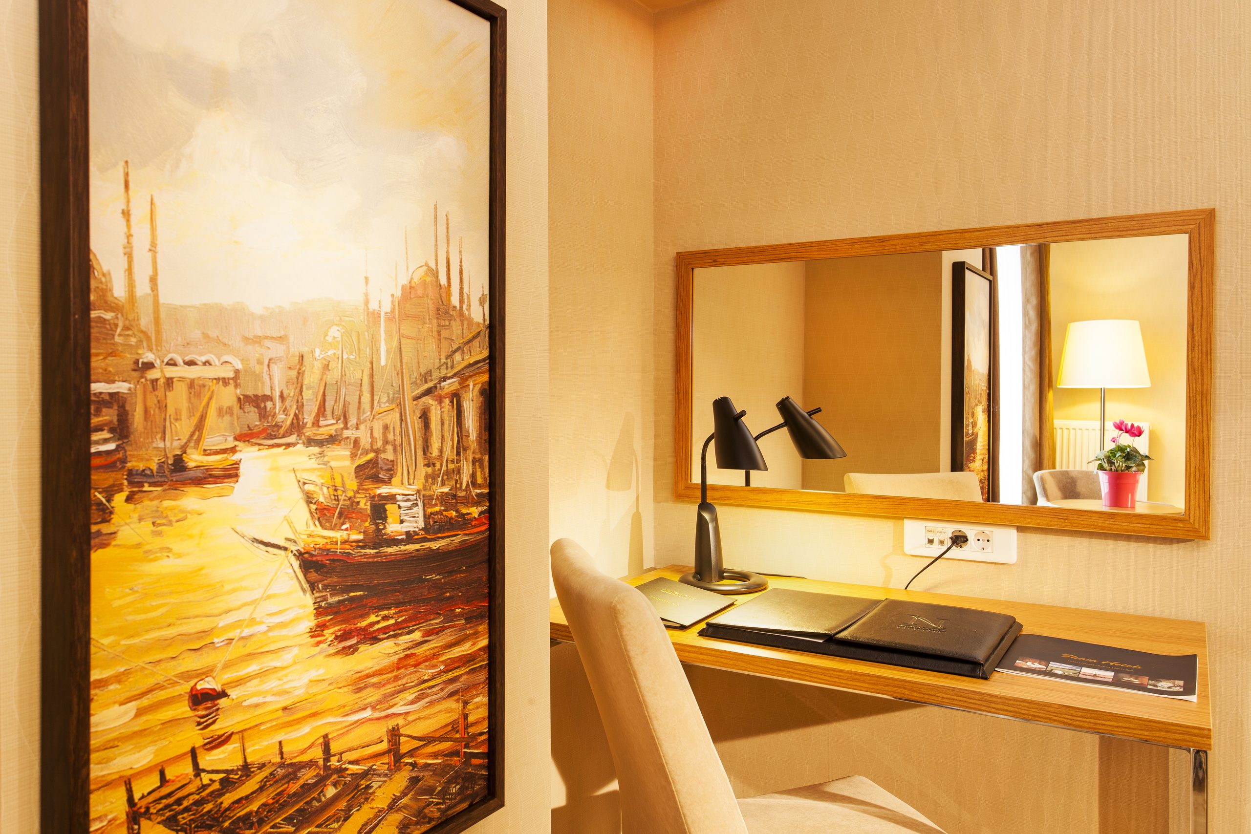 Standart odada çalışma masası ve İstanbul tablosu