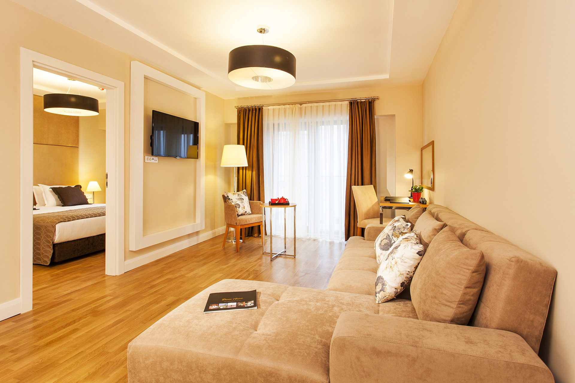 Suit salonunda şezlong ve oturma alanı